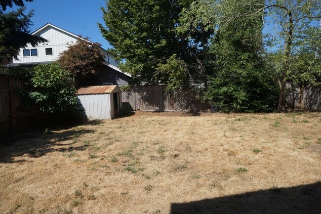 Building Photo - NE Portland 3 bedroom Rose City Park