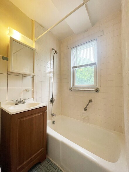 Building Photo - 1834 River St