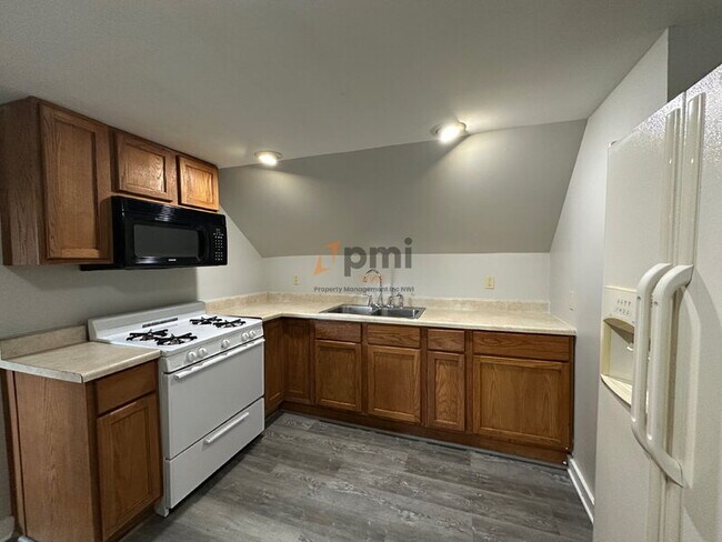 Building Photo - 2122 Elston St