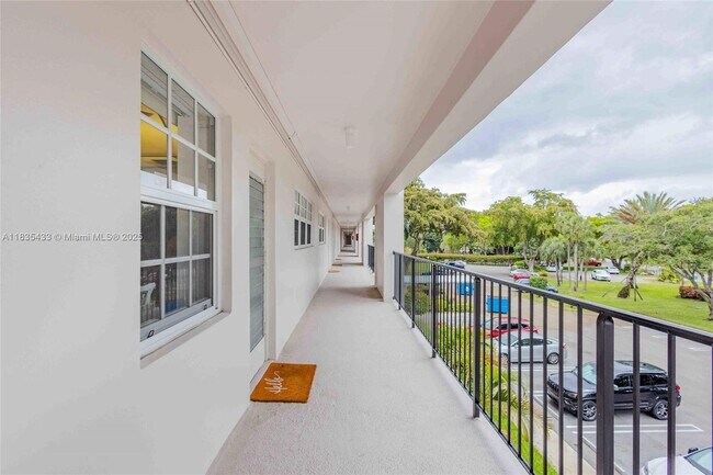 Building Photo - 2751 N Palm Aire Dr