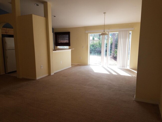 Building Photo - Beautiful Home Off of Sunshine Blvd Lehigh...