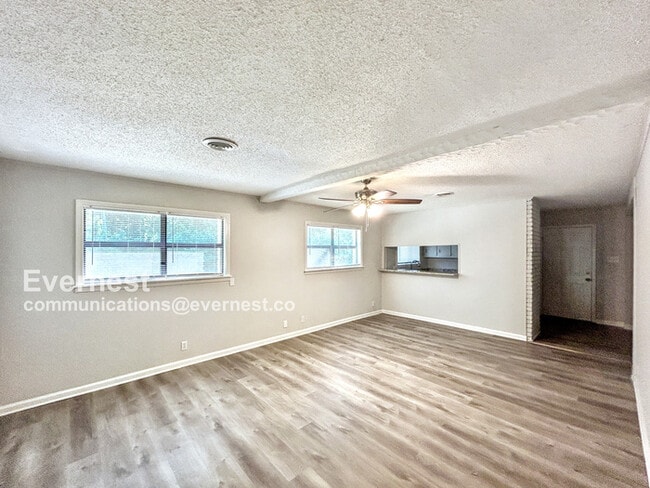 Building Photo - 1202 Town and Country Dr