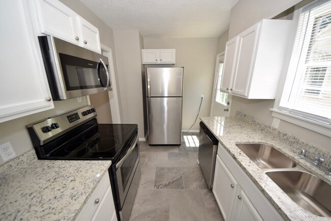 Building Photo - Charming updated 3 bed, 1 bath home near Midtown and Pink Palace.