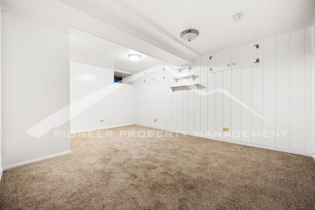 Building Photo - Charming Home with Central AC and Washer/Dryer