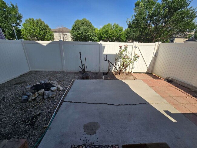 Building Photo - "Charming 3-Bed Townhouse Retreat in North...