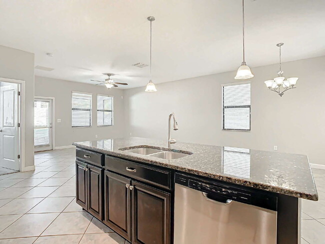 Building Photo - 925 Terra Vista St