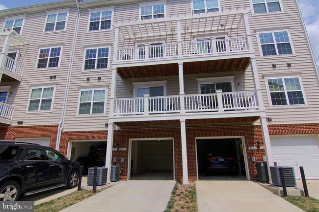 Building Photo - Stunning 3-bedroom, 2.5-bath townhome with...