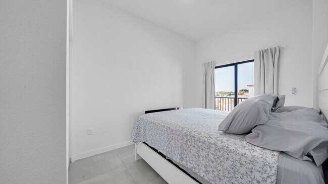 Building Photo - 415 NW 13 Ct