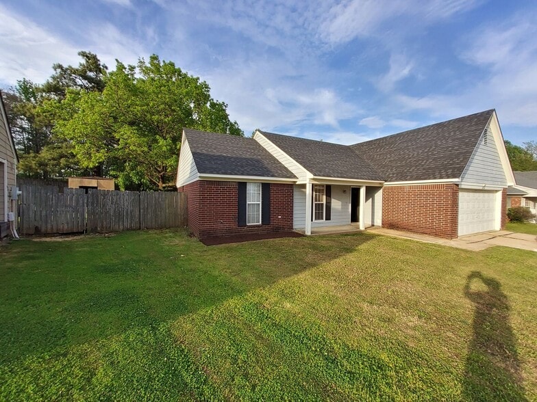 Primary Photo - 10770 Oak Leaf Dr