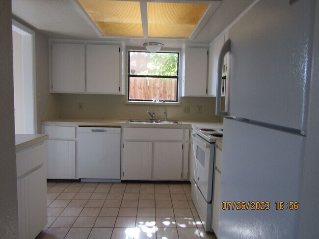Building Photo - 5406 NW Sir Brian Ave