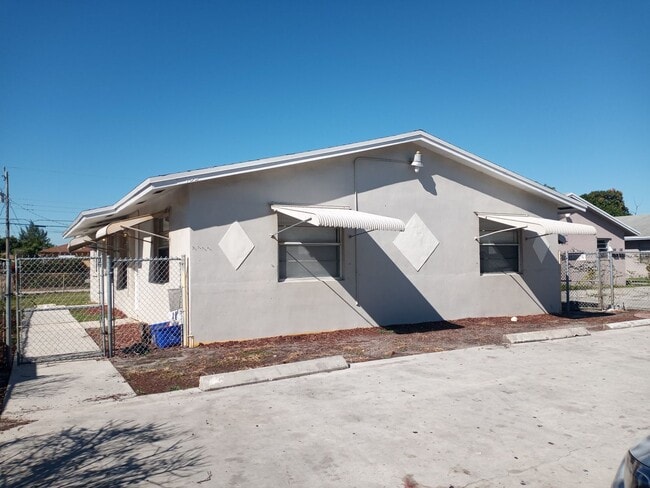 Building Photo - 132 SW 12th Ave