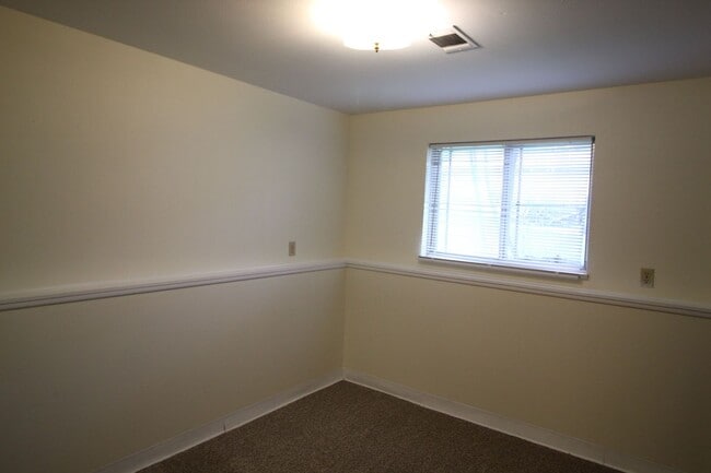 Building Photo - 220 Clover Ln