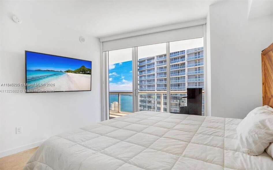 Building Photo - 475 Brickell Ave