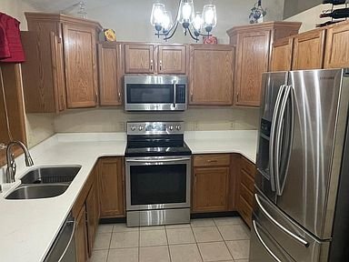 Building Photo - 6921 Village Park Dr