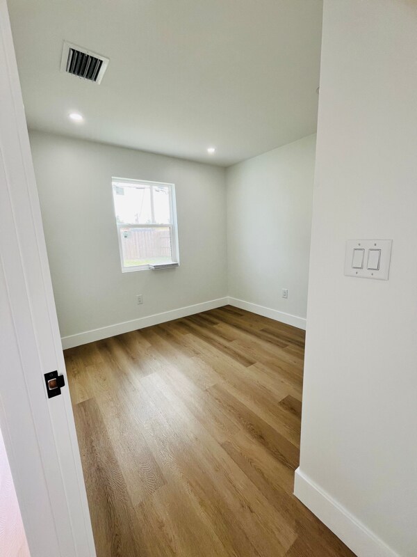 Building Photo - 1612 E River Dr