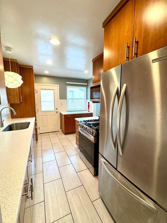 Building Photo - Fabulous 3 bedroom 1 bathroom updated home