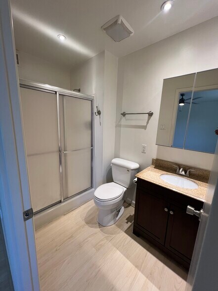 Main Bed Bathroom - 4435 S Stanley Pl
