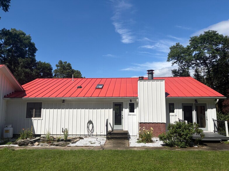Building Photo - 40 W Hunns Lake Rd