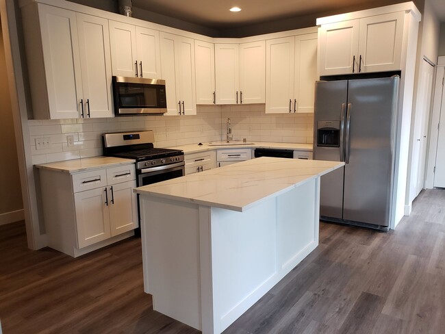 Building Photo - Newer 5 Bed, 3 Bath Home with over 3100+ s...