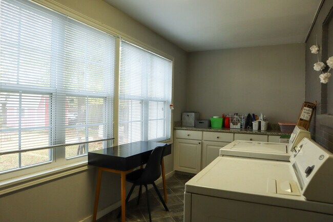 Building Photo - 123 Lloyd St