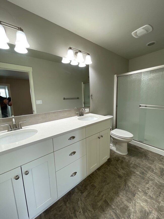 Building Photo - 3 Bedroom Townhome  in SW Redmond  - Parkl...