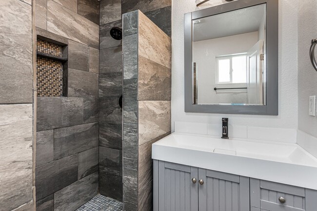 Building Photo - 7401 Valaria Dr