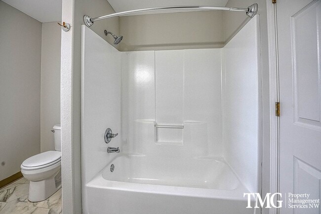 Building Photo - Beautifully Remodeled 3BR Home with Fenced Backyard