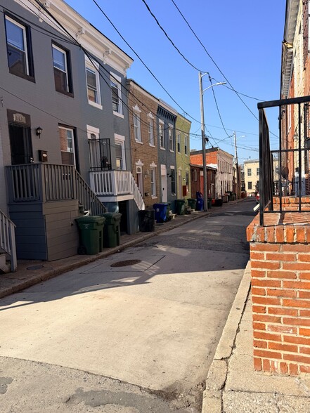 Building Photo - 853 Reinhardt St