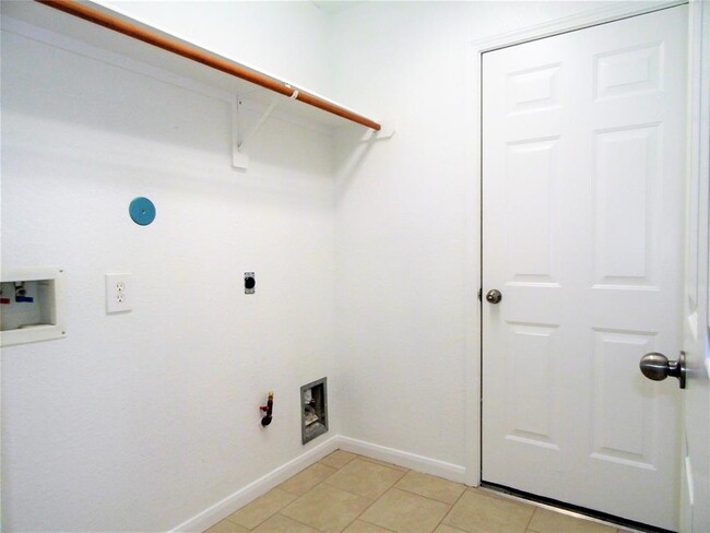 Building Photo - 2115 Summit Meadow Dr