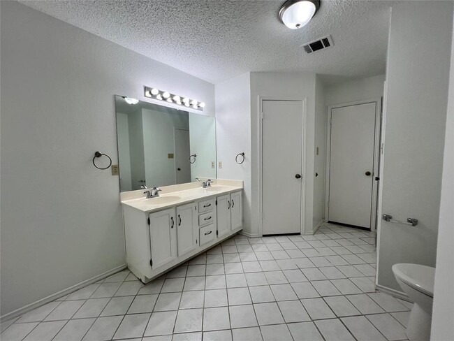 Building Photo - 8607 Cretys Cove