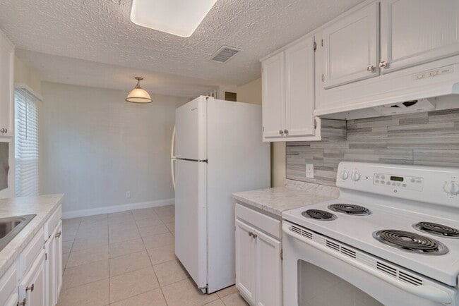 Building Photo - 832 Tibet Ave