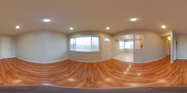 Building Photo - Upstairs 2 Bedroom/1 Bath Apartment with Garage in Charming and Well Maintained Four-Plex