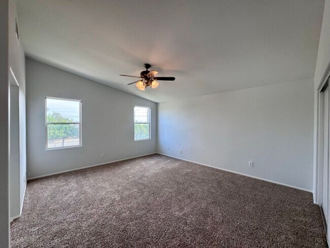 Building Photo - Spacious 4 Bedroom Home with a loft AND bo...