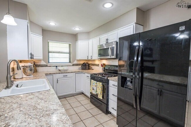 Building Photo - 4925 Big Bend Dr