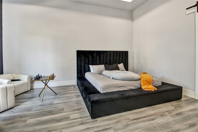 Building Photo - 811 Paul Quinn St