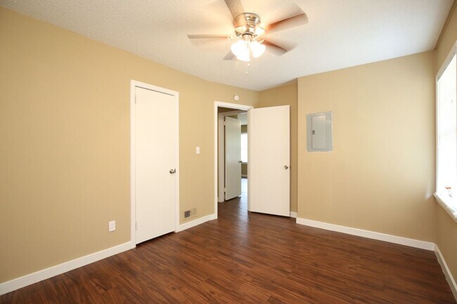 Building Photo - You’ll Love the Layout & Luxury Touches in...