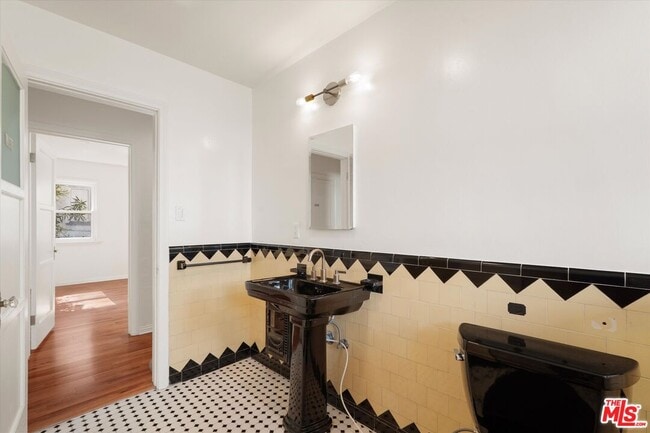 Building Photo - 3154 W 74th St
