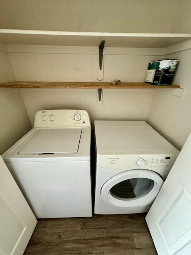 Building Photo - 2 Bedroom 2 Bath Centrally Located Condo