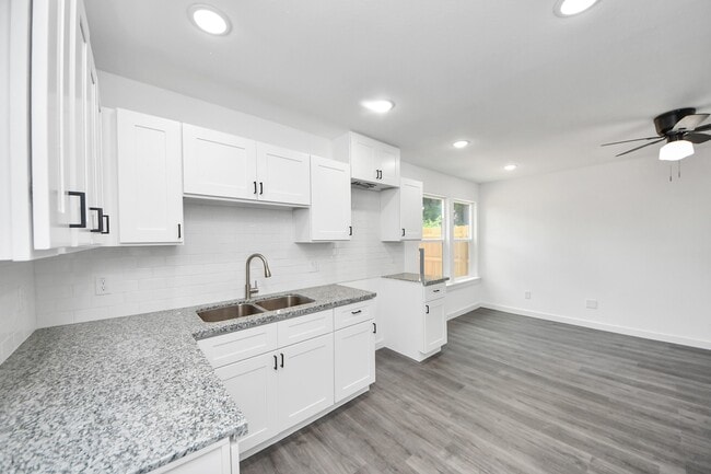 Building Photo - 2322 Wavell St