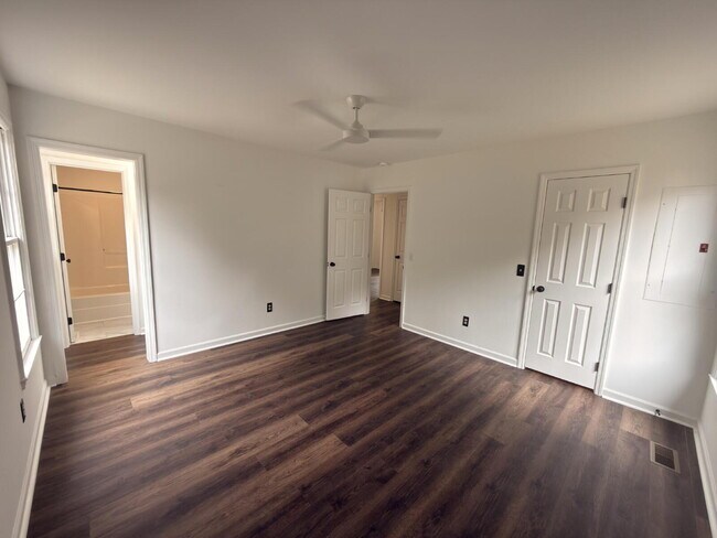Building Photo - Move-In ready-Rosewood 3BR w/ Fenced Yard + Pet Friendly