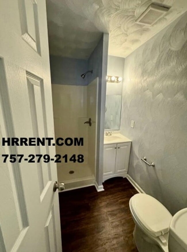 Building Photo - Adorably Renovated 3 Bedroom 2 Bath Single...
