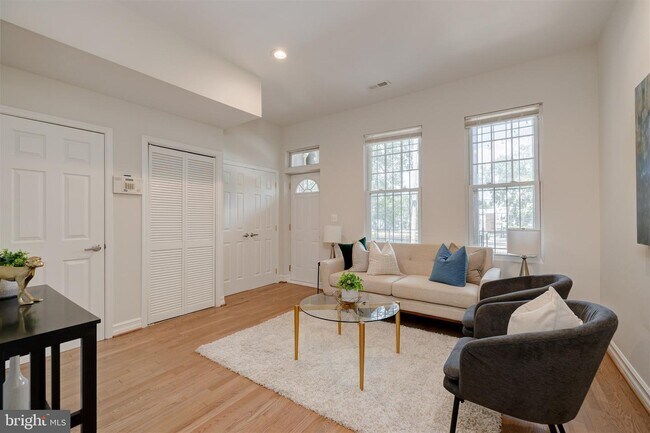 Building Photo - 1215 Otis Pl NW