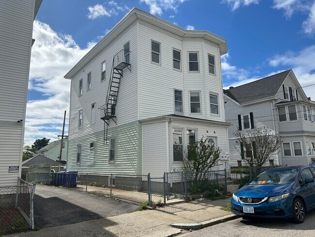 Building Photo - 40 Larch St