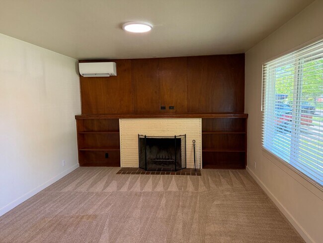 Building Photo - Updated 2 bedroom 1 bathroom house in Eugene!