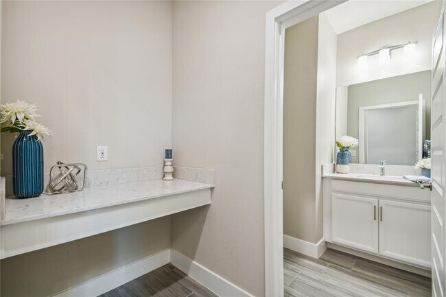 Building Photo - 9754 Little Bluestem Dr