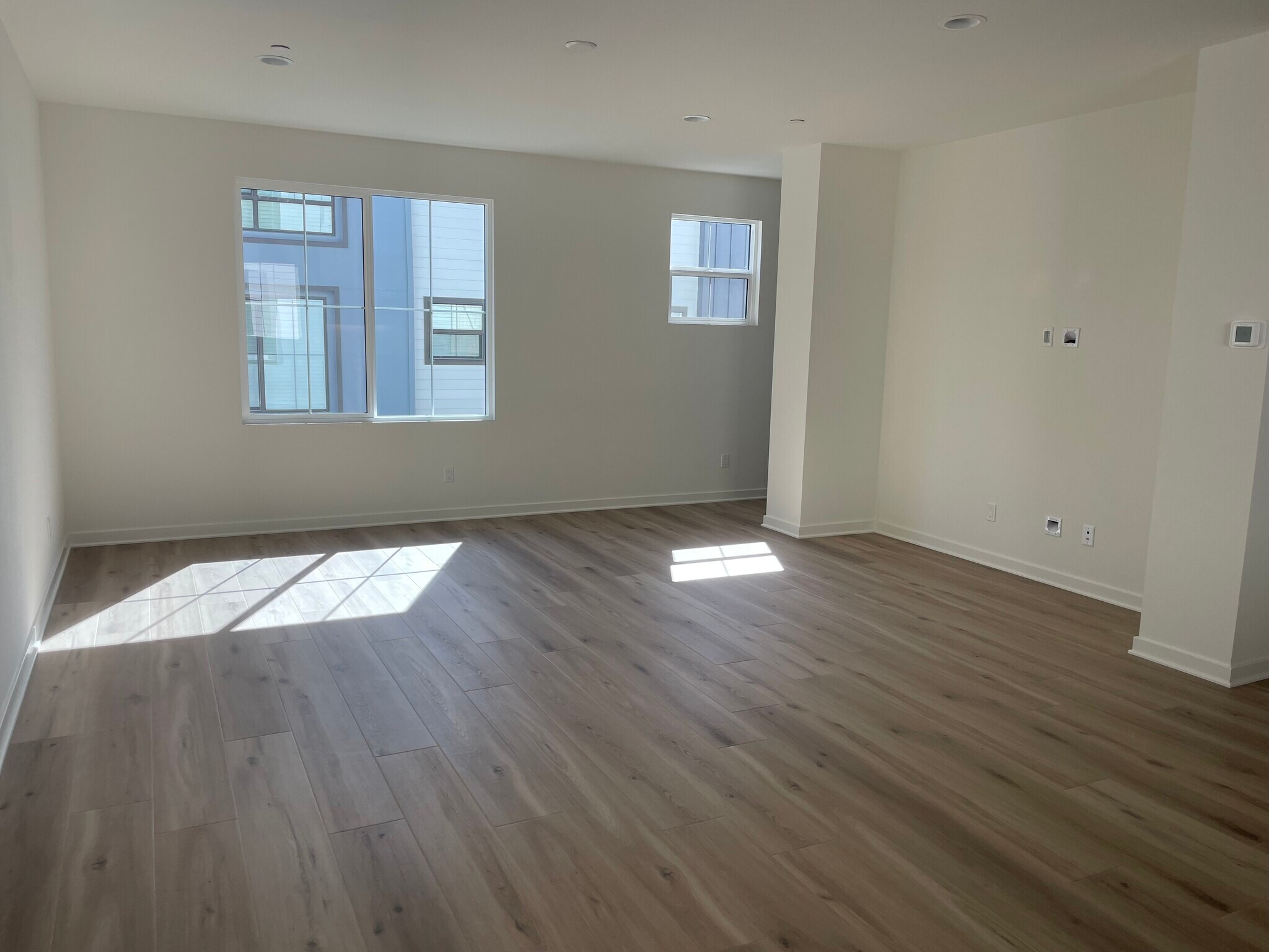 Building Photo - 2577 Delphinium Ln