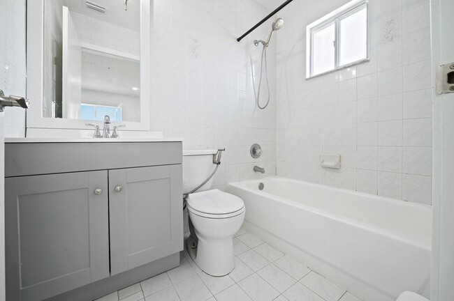 Building Photo - Newly Renovated 2 bed and 3 bath Townhome ...