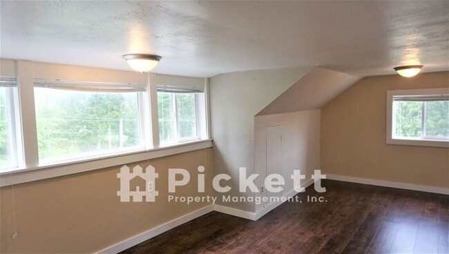 Building Photo - 3 Bedroom Poulsbo Farmhouse With Lots Of C...