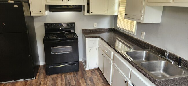 Building Photo - 3677 Kingsview Dr