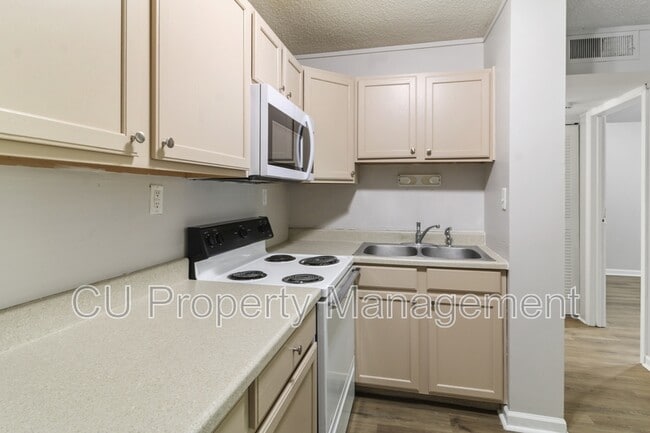 Building Photo - 1605 N Willow Rd